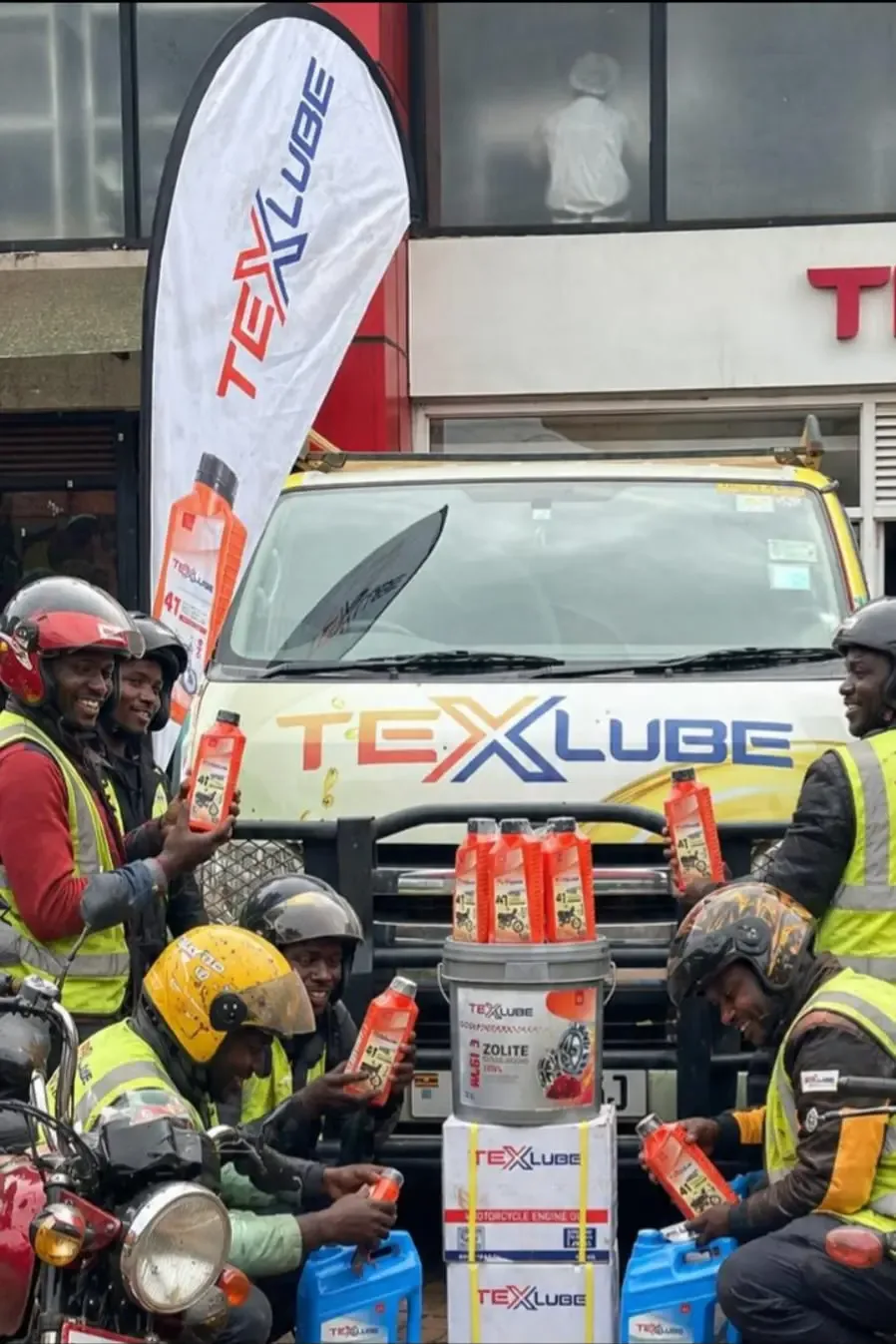 La camionnette TexLube avec les motos-taxis